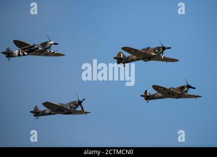 Royal Air Force Spitfires e Hurricane da RAF Coningsby, conduci una Battle of Britain Memorial Flight over Royal Air Force Mildenhall, Inghilterra, 18 settembre 2020. Gli Spitfires e gli Hurricanes sono stati Uniti partecipando aeromobili degli Stati Uniti come un evento congiunto per celebrare il 73o compleanno della forza aerea degli Stati Uniti.(U.S. Air Force foto di Airman 1st Class Jessi Monte) Foto Stock