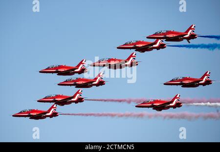 Le frecce rosse, la squadra aerobatica della Royal Air Force di RAF Scampton, conducono un sorpassato aereo su Royal Air Force Mildenhall, in Inghilterra, in onore dell'ottantesimo anniversario della Battaglia di Gran Bretagna, il 18 settembre 2020. Le frecce rosse sono state unite dagli aeromobili degli Stati Uniti partecipanti come un evento congiunto per celebrare il 73esimo compleanno dell'aviazione militare degli Stati Uniti. (STATI UNITI Air Force foto di Airman 1st Class Jessi Monte) Foto Stock