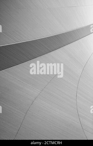 Soffitto astratto e moderno realizzato in tavole di legno di abete rosso in bianco e nero. Vista dal basso. Sfondo con texture full frame ad alta risoluzione. Foto Stock