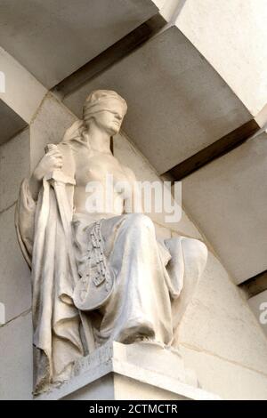 Londra, Inghilterra, Regno Unito. Statua sulla façade della Società di diritto a 113 Chancery Lane. Dettaglio: Figura allegorica che rappresenta la Giustizia (Charles James .... Foto Stock