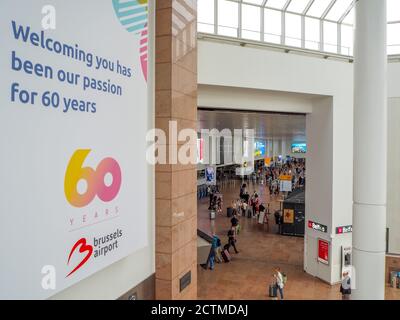 2018 agosto - Zaventem, Belgio: Grande striscione che celebra il 60° anniversario dell'aeroporto di Bruxelles appeso nella sala check-in dell'aeroporto. Foto Stock