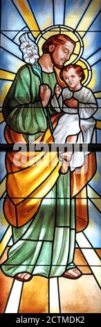 Crikvenica, vetrate nella Chiesa dell'Assunzione della Beata Vergine Maria, Croazia, Europa Foto Stock