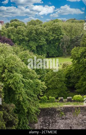 Bute Park, Gorsedd Stone Circle, visto in lontananza dalle alture delle rovine del Castello di Cardiff, Somerset, Inghilterra. Mantieni vista shell Norman. Foto Stock