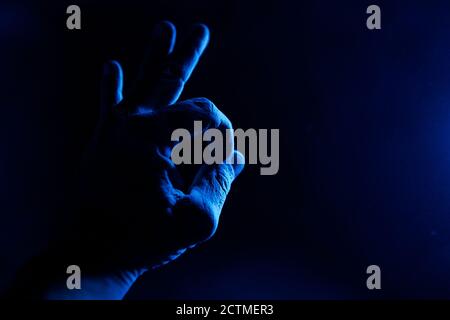 immagine ritagliata della mano maschile sotto l'acqua. Foto di alta qualità Foto Stock