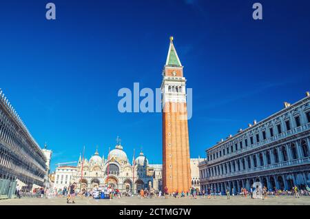 Venezia, 13 settembre 2019: Piazza San Marco, Basilica Patriarcale dell'Arcidiocesi di San Marco, Procuratie vecchie e Campanile, cielo blu, Regione Veneto Foto Stock