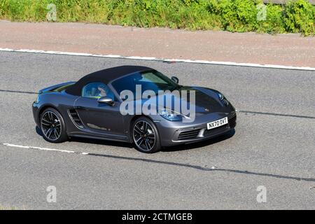 2020 Porsche 718 Boxster S convertibile; veicoli in movimento a traffico veicolare, auto sportive che guidano veicoli su strade britanniche, motori fgast, automobilismo sulla rete autostradale M6. Foto Stock