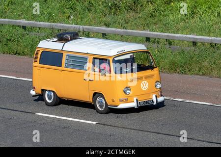 1972 70 Old Bay window VW Volkswagen Westfalia Caravans and Motorhomes, camper sulle strade della Gran Bretagna, RV veicolo per il tempo libero, vacanze in famiglia, vacanze caravanette, vacanze caravan Touring, Conversioni furgoni anni '70, Vanagon autohomit, vita su strada Regno Unito. Foto Stock