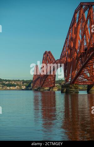 Vista sul Firth of Forth in un giorno di sole Da South Queensferry vicino a Edimburgo con il Forth Rail Bridge Foto Stock