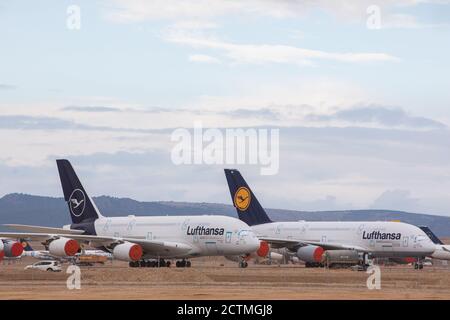 Teruel, Spagna. 23 Settembre 2020. Due Airbus A380 della compagnia aerea Lufthansa sono parcheggiati all'aeroporto di Teruel. A causa del basso livello di traffico intercontinentale, Lufthansa ha ballato il suo più grande aereo A380 per un lungo periodo. L'aeroporto di Teruel è utilizzato come ampio parcheggio per gli aeromobili di varie compagnie aeree internazionali, il cui traffico aereo è diminuito drasticamente a causa della pandemia della corona. Credit: Javier Escriche/dpa/Alamy Live News Foto Stock