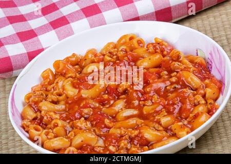 Primo piano di un piatto di gustosi goulash e noodle Foto Stock