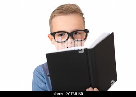 Primo piano image.attraente scolaro caucasico tenendo un notebook penna in mani isolato su uno sfondo bianco, un ragazzo che indossa occhiali, un bambino è gettin Foto Stock