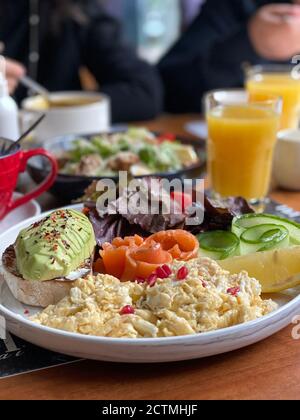 concetto di cibo sano, spuntini con succo d'arancia. Sfondo sfocato e con messa a fuoco morbida Foto Stock