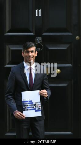 Cancelliere dello scacchiere Rishi Sunak fuori dal n. 11 Downing Street, Londra, prima di dirigersi verso la Camera dei Comuni per fornire i dettagli dei parlamentari del suo piano di economia invernale. Foto Stock