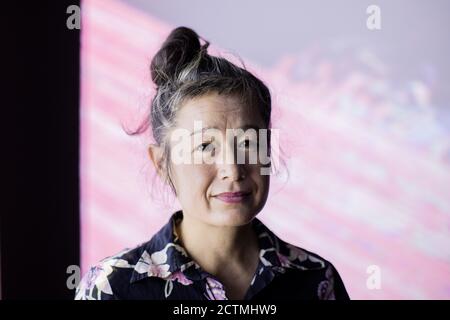 Duesseldorf, Germania. 24 Settembre 2020. Hato Steyerl, artista, registrato nella collezione d'arte K21. Steyerl è uno dei media artist più influenti a livello internazionale e stimola il mondo dell'arte con le sue installazioni socio-critiche. Il Kunstsammlung Nordrhein-Westfalen dedica una panoramica completa al regista e autore di 54 anni fino al 10 gennaio 2021 con il titolo "i will survive". La mostra è una collaborazione tedesco-francese. Credit: Rolf Vennenbernd/dpa/Alamy Live News Foto Stock