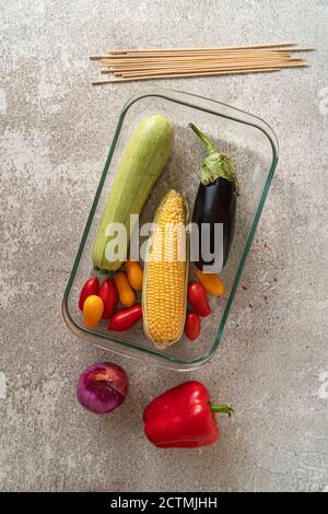 Ricetta vegetariana per cucinare verdure grigliate, vista dall'alto Foto Stock