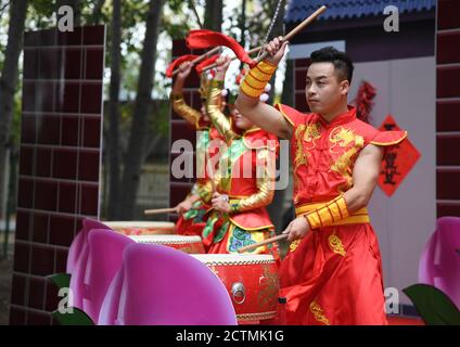 Pechino, Cina. 24 Settembre 2020. Gli artisti battono la batteria all'apertura di un evento di celebrazione per celebrare il festival della raccolta degli agricoltori cinesi nel distretto di Pinggu a Pechino, capitale della Cina, il 24 settembre 2020. Credit: Ren Chao/Xinhua/Alamy Live News Foto Stock