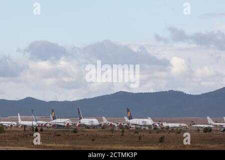 Teruel, Spagna. 23 Settembre 2020. Gli aerei Lufthansa sono parcheggiati all'aeroporto di Teruel insieme a quelli di altre compagnie aeree. L'aeroporto di Teruel è utilizzato come ampio parcheggio per gli aeromobili di varie compagnie aeree internazionali, il cui traffico aereo è diminuito drasticamente a causa della pandemia di Corona. Credit: Javier Escriche/dpa/Alamy Live News Foto Stock