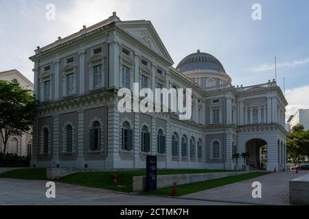 SINGAPORE, SINGAPORE - Settembre 10, 2020: Bella vista della facciata esterna del Museo Nazionale di Singapore Foto Stock
