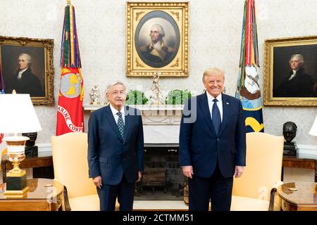 Il presidente Trump dà il benvenuto al presidente del Messico alla Casa Bianca. Il presidente Donald J. Trump dà il benvenuto al presidente degli Stati Uniti messicani Andres Manuel Lopez Obrador mercoledì 8 luglio 2020, all'Ufficio ovale della Casa Bianca. Foto Stock