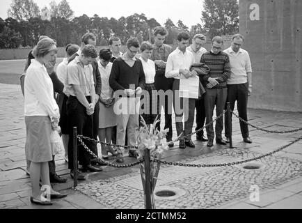 Gruppo dell'Aktion Sühnezeichen (riconciliazione dell'azione) in preghiera nell'ex KL Sachsenhausen, foto storica 1964 Foto Stock