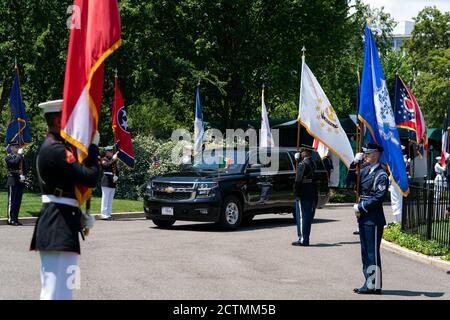 Il presidente Trump dà il benvenuto al presidente del Messico alla Casa Bianca. Il presidente Donald J. Trump dà il benvenuto al presidente degli Stati Uniti messicani Andres Manuel Lopez Obrador mercoledì 8 luglio 2020, all'ingresso della lobby dell'ala ovest della Casa Bianca. Foto Stock