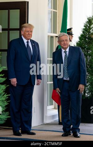 Il presidente Trump dà il benvenuto al presidente del Messico alla Casa Bianca. Il presidente Donald J. Trump dà il benvenuto al presidente degli Stati Uniti messicani Andres Manuel Lopez Obrador mercoledì 8 luglio 2020, all'ingresso della lobby dell'ala ovest della Casa Bianca. Foto Stock