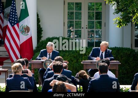 Il presidente Trump dà il benvenuto al presidente del Messico alla Casa Bianca. Il presidente Donald J. Trump firma una dichiarazione congiunta con il presidente messicano Andrés Manuel Lòpez Obrador mercoledì 8 luglio 2020, nel Giardino delle rose della Casa Bianca. Foto Stock