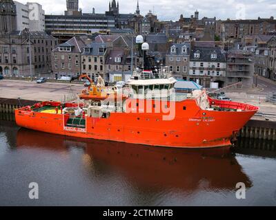 Ormeggiata nel porto di Aberdeen, Scozia, la Grampian Calgary, una nave di sicurezza in attesa / emergenza risposta e salvataggio. Costruito nel 2010 e per Foto Stock