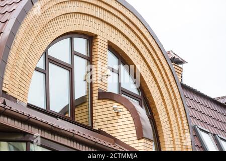 Garette classiche su un tetto in tegole rosse. Foto Stock