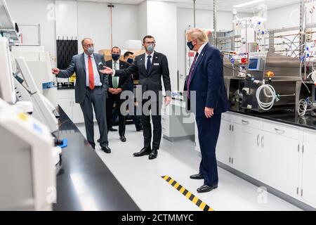 Presidente Trump al Centro di innovazione del bioprocesso di Fujifilm Diosynth Biotechnologies. Il presidente Donald J. Trump partecipa a un tour con Martin Meeson, CEO di Fujifilm Diosynth Biotechnologies, e Stanley Erck, presidente e CEO di Novavax Inc., lunedì 27 luglio 2020, presso il Bioprocess Innovation Center di Fujifilm Diosynth Biotechnologies di Morrisville, N.C. Foto Stock