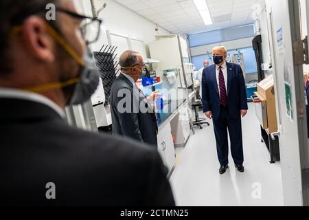 Presidente Trump al Centro di innovazione del bioprocesso di Fujifilm Diosynth Biotechnologies. Il presidente Donald J. Trump partecipa a un tour con Martin Meeson, CEO di Fujifilm Diosynth Biotechnologies, e Stanley Erck, presidente e CEO di Novavax Inc., lunedì 27 luglio 2020, presso il Bioprocess Innovation Center di Fujifilm Diosynth Biotechnologies di Morrisville, N.C. Foto Stock