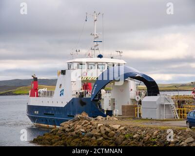 Il traghetto per auto ro-ro interisola Bigga al terminal dei traghetti Gutcher sull'isola di yell a Shetland, Regno Unito Foto Stock