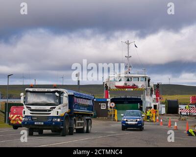 I veicoli partono dal traghetto per auto roro MV Bigga, situato all'interno dell'isola, presso il terminal dei traghetti Gutcher, sull'isola di Yell a Shetland, Regno Unito Foto Stock