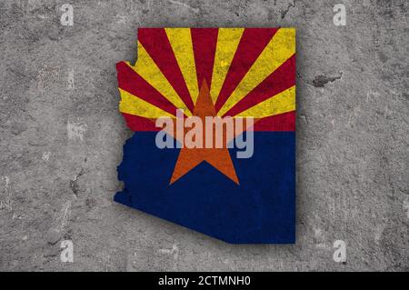Mappa e bandiera dell'Arizona su cemento intemperie Foto Stock