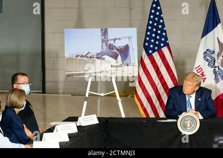 Il presidente Trump riceve un briefing sulla ripresa di emergenza dell'Iowa. Il presidente Donald J. Trump riceve un briefing sul disaster recovery dell'Iowa martedì 18 agosto 2020 all'aeroporto dell'Iowa orientale di Cedar Rapids, Iowa. Foto Stock