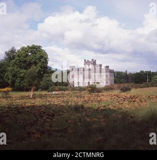 Anni '60, immagine storica di questa epoca di Castello di Taymouth, Kenmore, Tayside, Scozia e dintorni, uno degli edifici più imponenti e significativi del paese, risalente al 1806, costruito in stile architettonico neo-gotico. Il castello è famoso per essere stato visitato dalla Regina Vittoria e dal Principe Alberto nel 1842. Tra il 1550 e il 1922 i proprietari furono tutti campanelli del Clan Campbell e membri del Peerage di Scozia. Foto Stock