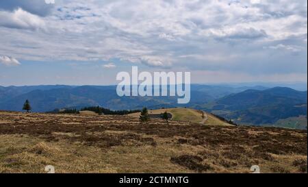 Vista panoramica dalla cima di Belchen, una delle montagne più grandi della Foresta Nera, Baden-Wuerttemberg, Germania, in direzione est. Foto Stock