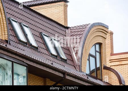 Garette classiche su un tetto in tegole rosse. Foto Stock