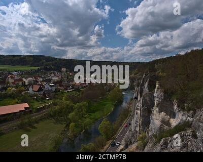 Bella vista sulla valle del Danubio e villaggio rurale Gutenstein, Alb Svevo, Baden-Wuerttemberg, Germania con una strada stretta e tunnel. Foto Stock
