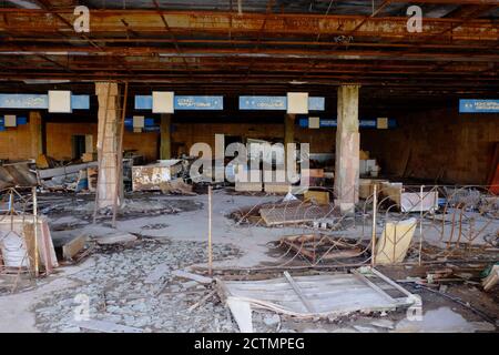 Un supermercato saccheggiato nella città abbandonata di Pripyat. Un edificio dilatato contaminato da radiazioni. Foto Stock