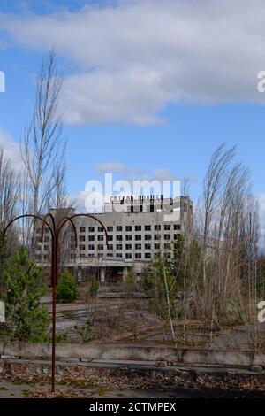 L'hotel Polissya è uno degli edifici più alti della città abbandonata di Pripyat, Ucraina (che è stata colpita dal disastro di Chernobyl). Foto Stock