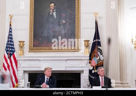 L'8 maggio 2020, il presidente Donald J. Trump ha incontrato i membri repubblicani del Congresso, tra cui il leader della minoranza della camera, il Rep. Kevin McCarthy, nella State Dining Room della Casa Bianca per discutere le questioni legislative chiave. Foto Stock