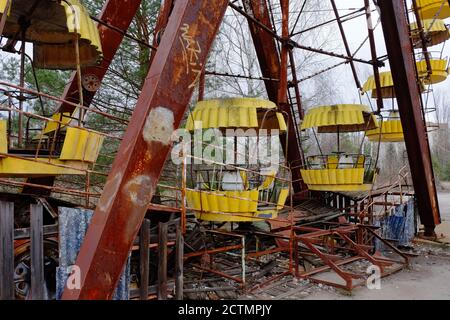 Frammento di una vecchia ruota panoramica rotta nella città abbandonata di Pripyat. Un parco divertimenti abbandonato. Foto Stock