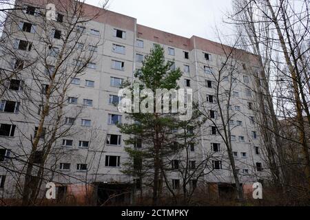 Edificio abbandonato a Pripyat. Vecchi edifici nella zona di reinsediamento di Chernobyl. Foto Stock