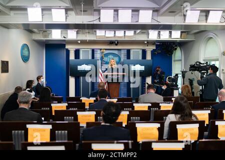 White House Stampa Briefing. Il segretario alla stampa della Casa Bianca Kayleigh McEnany risponde alle sue osservazioni in occasione di un briefing sulla stampa della Casa Bianca martedì 12 maggio 2020 nella Sala di Briefing per la stampa di James S. Brady della Casa Bianca. Foto Stock