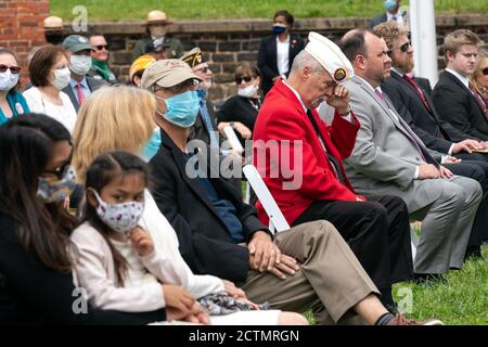 Veterani e ospiti partecipano alla cerimonia del Memorial Day presso il Fort McHenry National Monument and Historic Shrine a Baltimora, Maryland, il 25 maggio 2020, in onore del personale militare degli Stati Uniti morto in servizio. Foto Stock