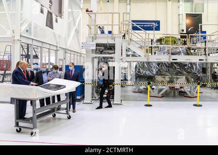 Presidente Trump al Kennedy Space Center. Il presidente Donald J. Trump visita la struttura Orion Capsules mercoledì 27 maggio 2020 al Kennedy Space Center di Cape Canaveral, Fla. Foto Stock