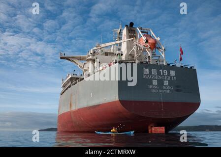 Kayak da mare dwarfed dal portarinfuse Magsenger 19 a Mounts Bay, Cornovaglia Foto Stock