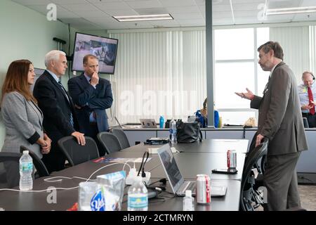 Il 27 maggio 2020, il vicepresidente Mike Pence e la signora Pence hanno visitato il Kennedy Space Center, incontrando l'amministratore della NASA Jim Bridenstine e il direttore dei servizi di lancio James Norman per discutere l'esplorazione spaziale e il programma Artemis. Foto Stock