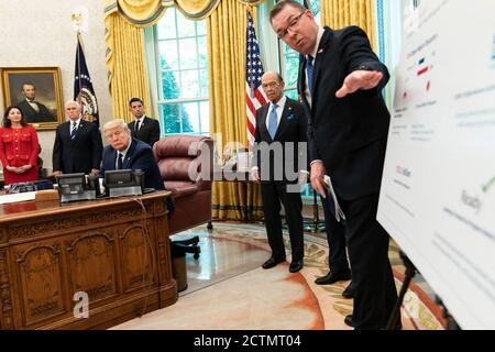 2020 Briefing sulla stagione dell'uragano. Il presidente Donald J. Trump, a cui ha aderito il vice presidente Mike Pence e il personale senior, riceve un briefing sulla stagione dell'uragano 2020 giovedì 28 maggio 2020 presso l'ufficio ovale della Casa Bianca. Foto Stock